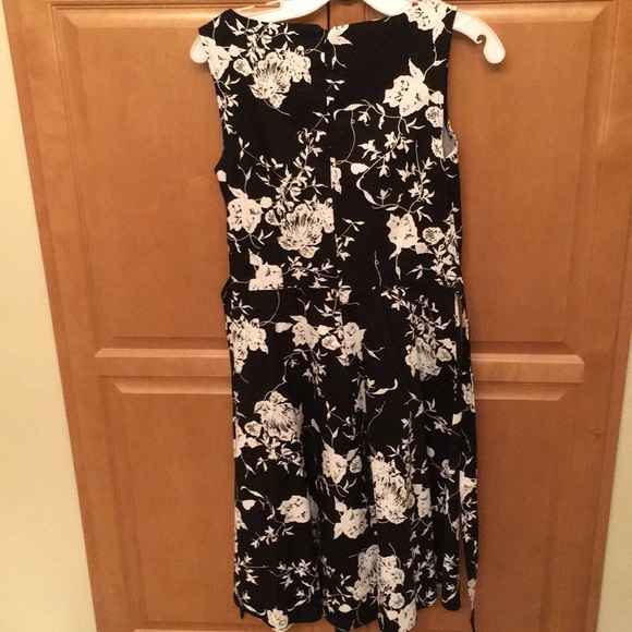 Black and white sleeveless casual sundress - Picture 3 of 7